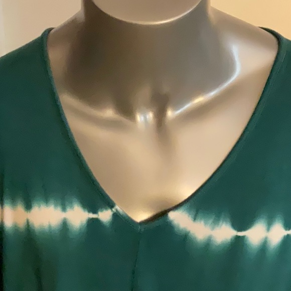 Layne Bryant size 14/16. Tye dyed look. Peek a boo sleeves. Tie-dyed tunic. - Picture 3 of 11